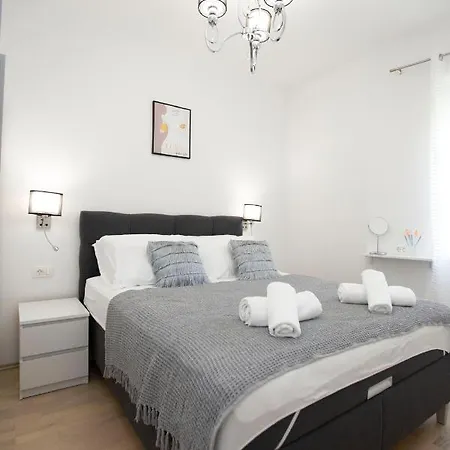 Triple A * Σπλιτ