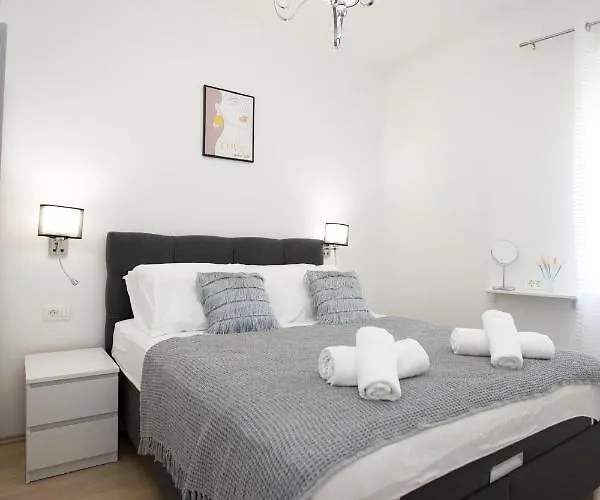 Triple A * Σπλιτ